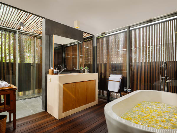 Villa Svarga -Spacious master bedroom west ensuite bathroom